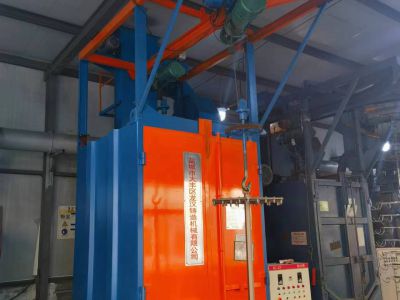 Q3710双吊钩式抛丸机用于汽车轮轴表面强化清理，采用模具钢叶片！